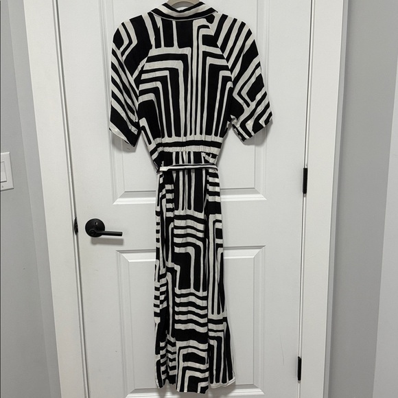 H&M Women’s Black Patterned Tie Belt Midi Shirt Dress size Medium - Picture 7 of 7